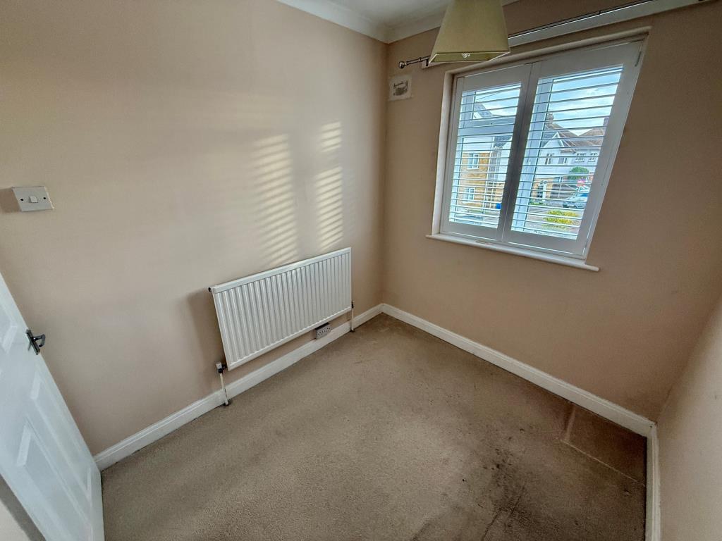 Lot: 135 - THREE-BEDROOM END-TERRACE HOUSE - Bedroom three